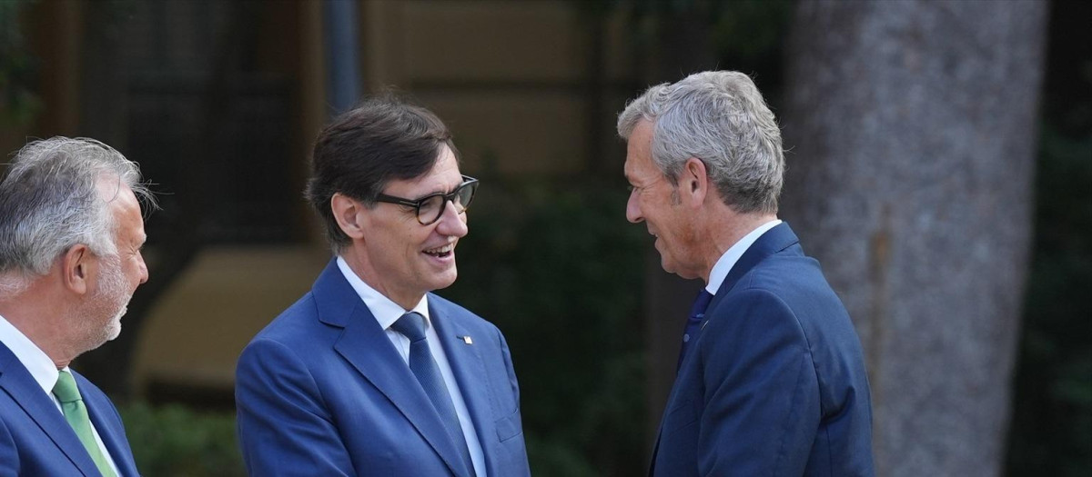 El ministro de Política Territorial, Ángel Víctor Torres; el presidente de la Generalitat, Salvador Illa y el presidente de Galicia, Alfonso Rueda