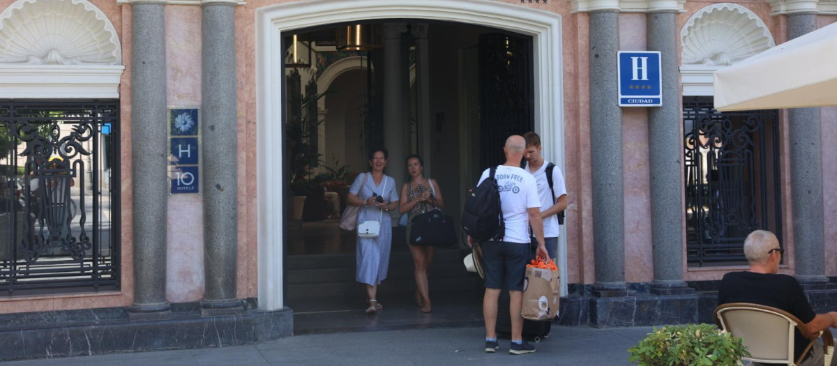 Turistas en la puerta de un hotel de Córdoba