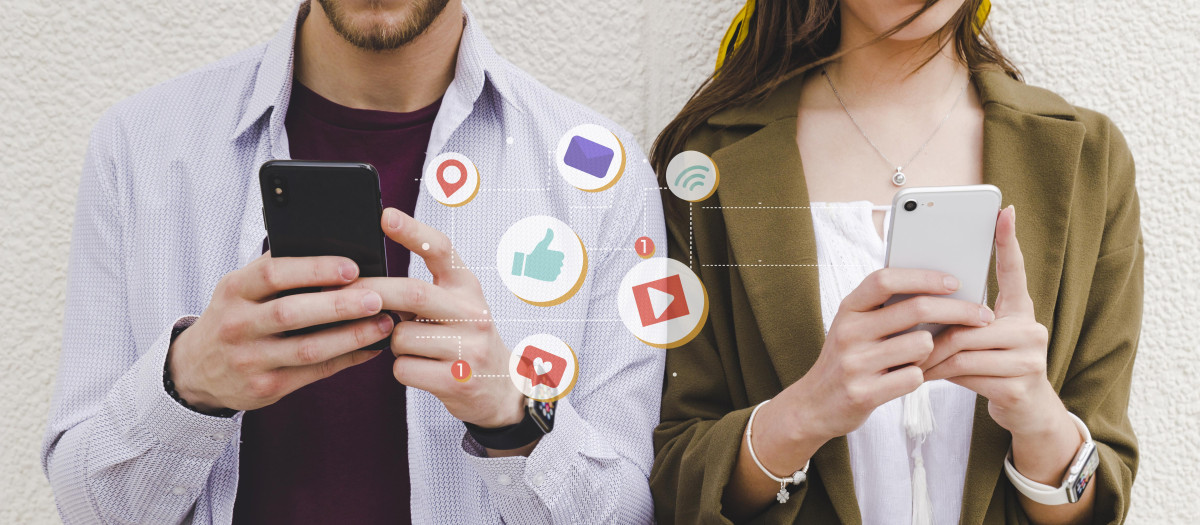 iconos de notificacion movil entre hombre y mujer usando telefono celular