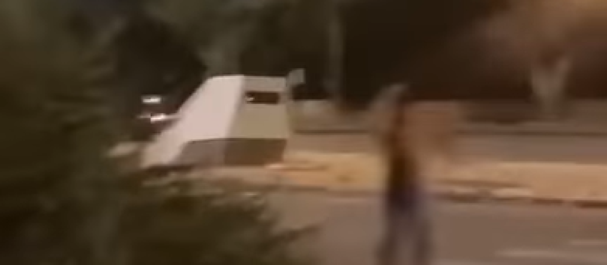 El joven abandona el lugar tras encender la mecha