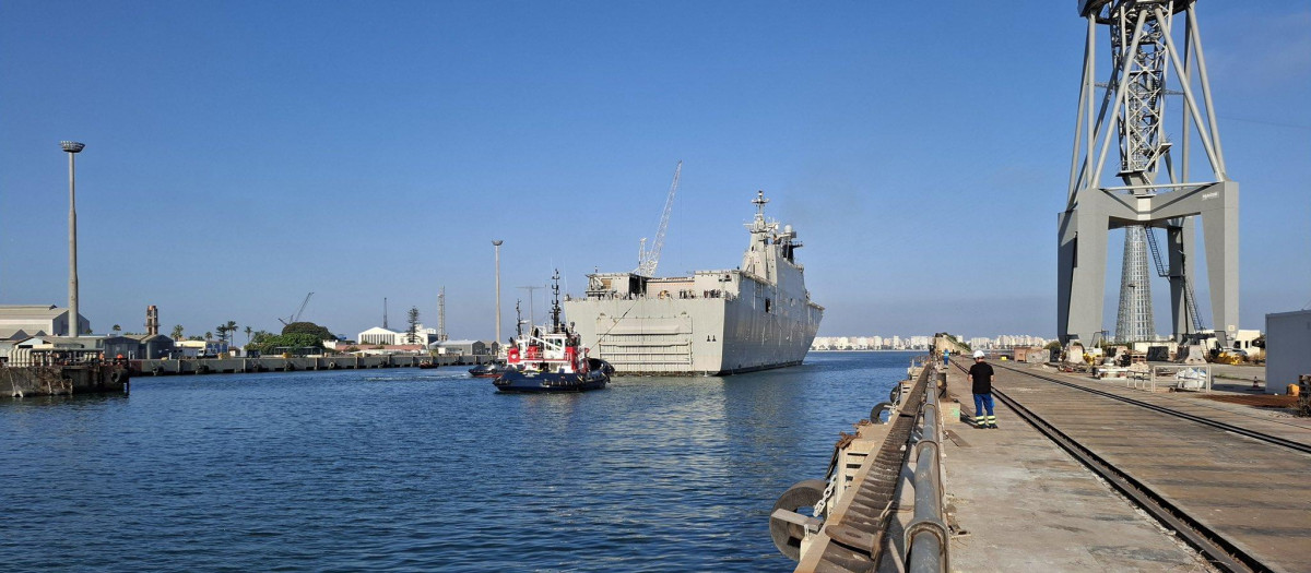 Imagen facilitada por Navantia de la llegada del LHD Juan Carlos I a su astillero de Puerto Real