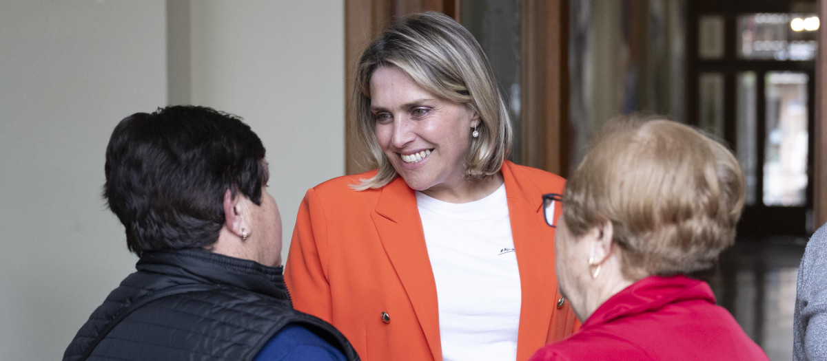 Imagen de Marta Barrachina con dos personas mayores.