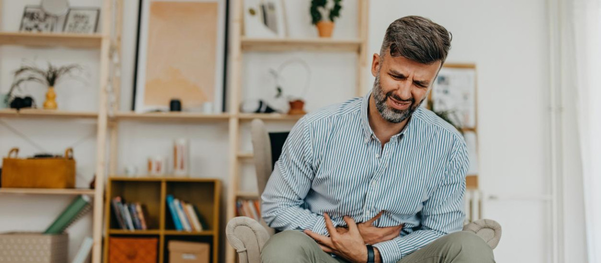 Un hombre sufre dolores de barriga