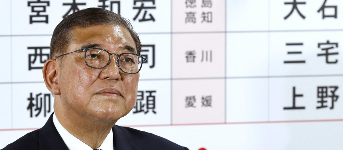 El primer ministro japonés, Shigeru Ishiba, se dirige a los medios de comunicación en el centro de recuento de votos de la sede del Partido Liberal Democrático (PLD)