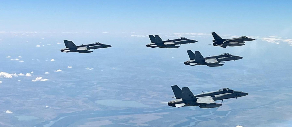 Cazas F-18 en vuelo en formación