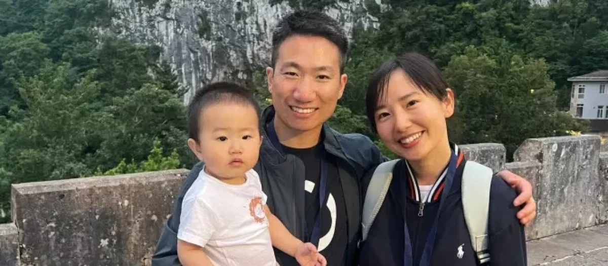 Shushu, junto a su marido y su hijo en el santuario de Covadonga