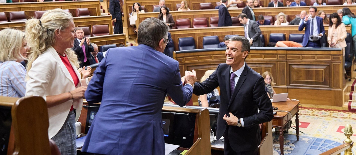 El presidente del Gobierno, Pedro Sánchez (d), saluda al portavoz del PSOE, Patxi López