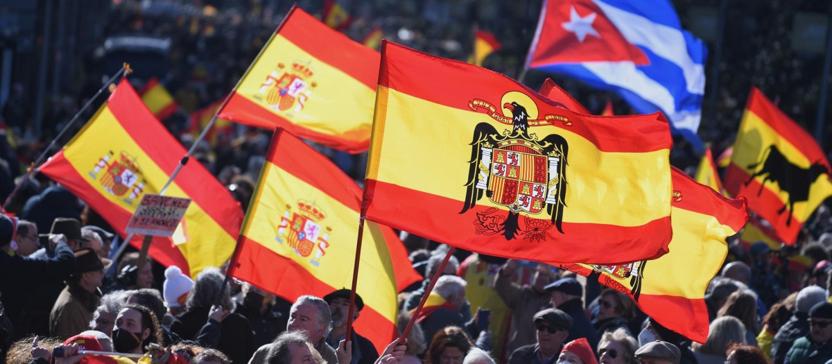 Una bandera con simbología franquista en una manifestación contra el Gobierno de Pedro Sánchez, en Cibeles, a 21 de enero de 2023, en Madrid (España). espuesta cívica y combativa" a las decisiones de Pedro Sánchez, en especial en materia judicial. Los organizadores: Foro España Cívica y Fundación Foro Libertad y Alternativa llaman a defender la Constitución, la democracia y las instituciones ante la "grave situación" de "crisis global" en lo político, económico y social que, a su juicio, atraviesa España.

Fernando Sánchez / Europa Press
21 ENERO 2023;MADRID;MANIFESTACIÓN;GOBIERNO;PEDRO SÁNCHEZ;PLAZA
21/1/2023