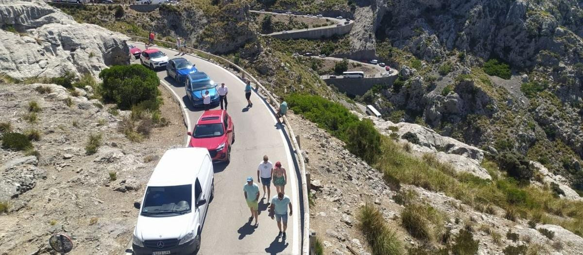 Carretera de acceso a La Calobra, en Mallorca, tan bonita como atestada de coches