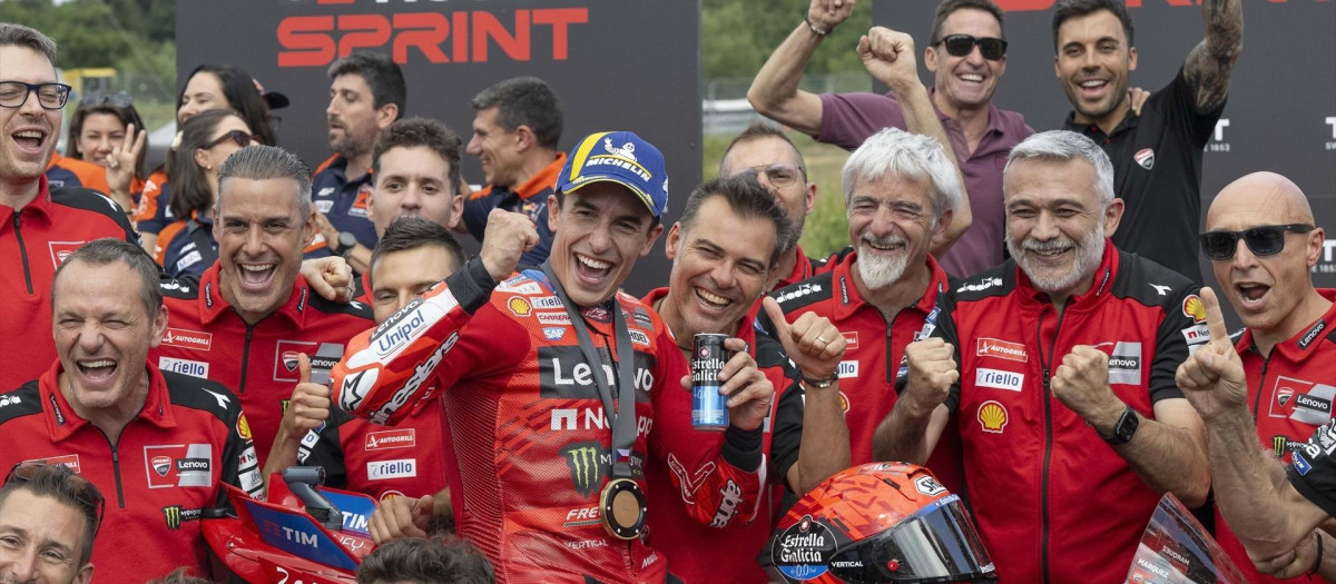 Marc Márquez y su equipo celebrando la victoria de República Checa