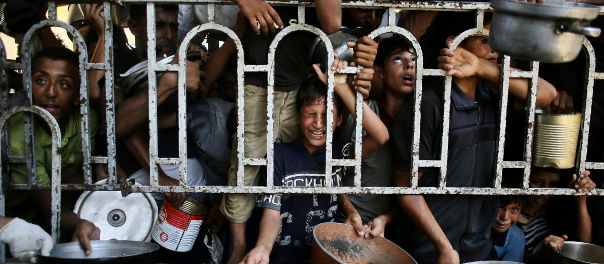 Niños palestinos esperan su comida en un comedor social en la zona de Mawasi, en Khan Yunis, al sur de la Franja de Gaza