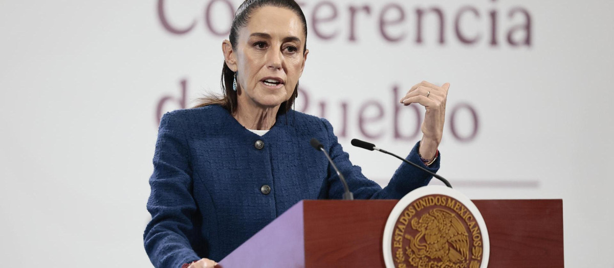 MEX8321. CIUDAD DE MÉXICO (MÉXICO), 21/07/2025.- La presidenta de México, Claudia Sheinbaum, habla durante una rueda de prensa este lunes, en Palacio Nacional, en Ciudad de México (México). Sheinbaum señaló que no hay razón para que el Gobierno de Estados Unidos imponga restricciones a aerolíneas mexicanas, especialmente a la alianza entre las compañías Aeroméxico y Delta, por considerar que el gobierno mexicano incumple con acuerdos bilaterales. EFE/ José Méndez