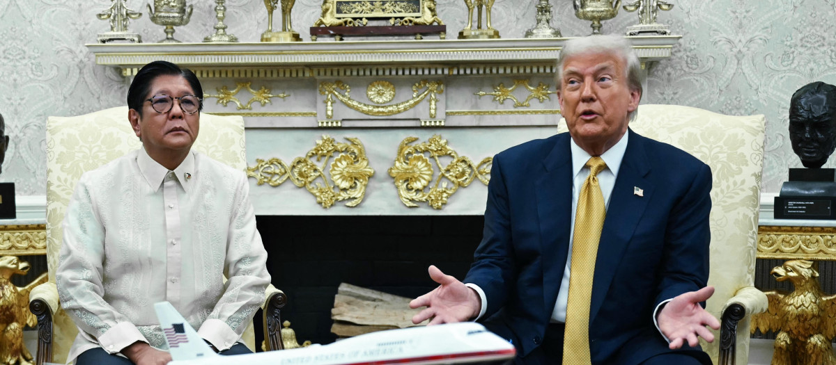 El presidente de Estados Unidos, Donald Trump, habla con el presidente filipino, Ferdinand Marcos Jr., durante una reunión en la Oficina Oval de la Casa Blanca, en Washington, D.C