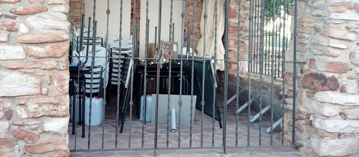 Imagen de las mesas y sillas dentro de la ermita del Garbí.