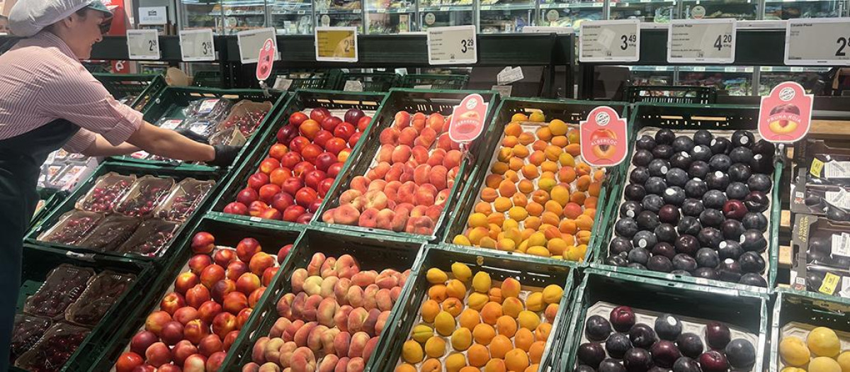 Imagen de las estanterías con fruta en un supermercado Consum