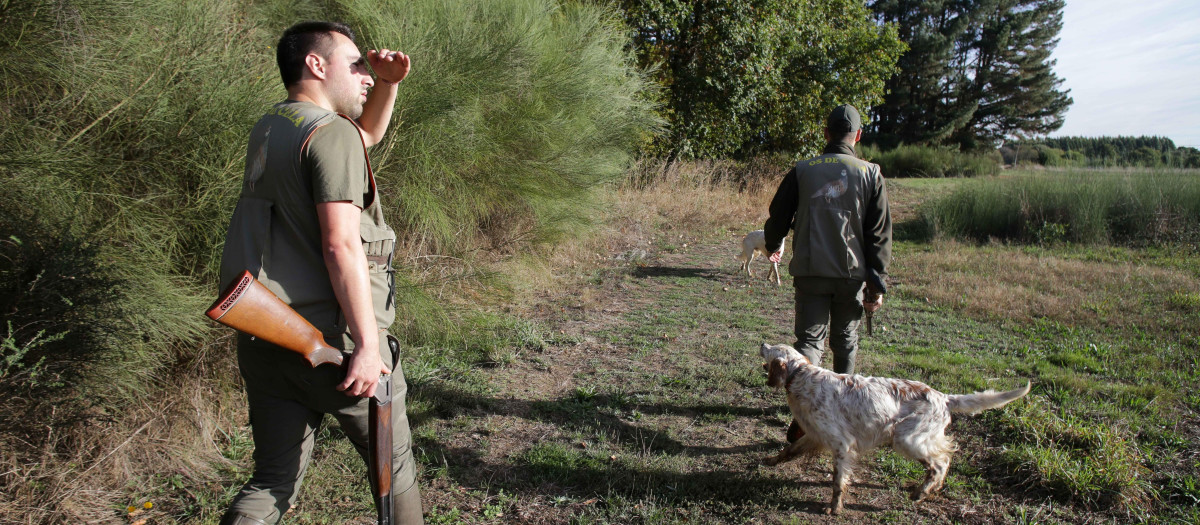 Dos cazadores pertenecientes al Coto de Cela, en Galicia
