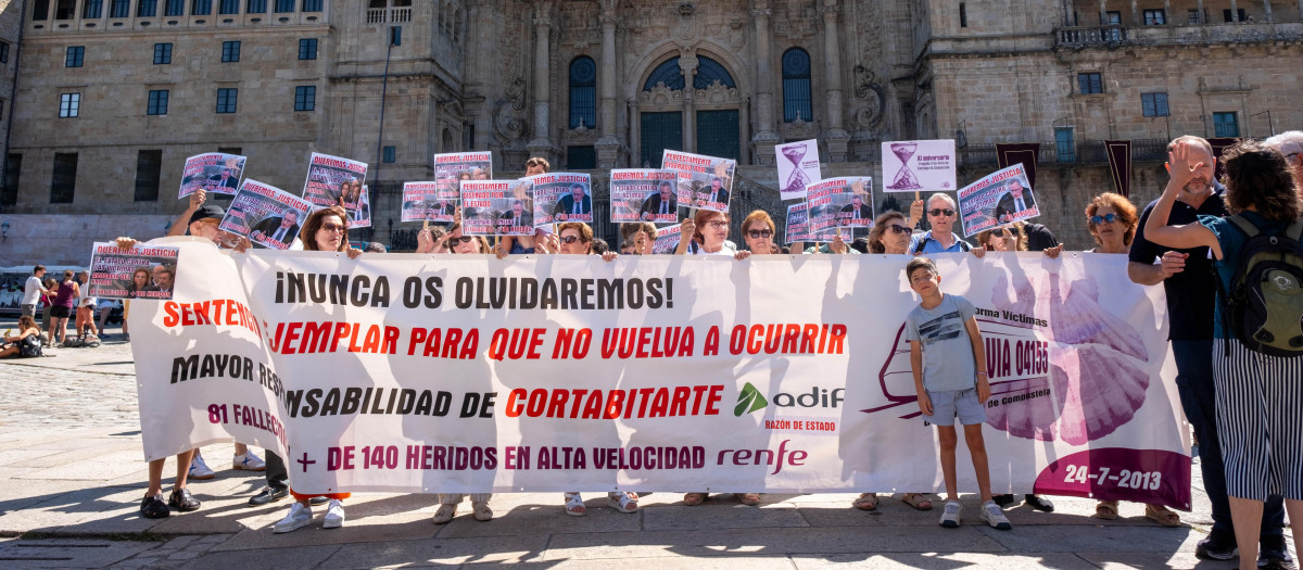 (Foto de ARCHIVO)
Varias personas con una pancarta y carteles durante una concentración de las víctimas de Angrois, frente a la Catedral de Santiago, a 24 de julio de 2024, en Santiago de Compostela, A Coruña, Galicia (España). Víctimas del accidente del tren Alvia en Angrois se han concentrado hoy en Santiago para exigir responsabilidades por este accidente ocurrido hace ya once años, el 24 de julio de 2013, y que dejó 80 muertos y 145 heridos. Afectados y familiares de los fallecidos vuelven a la capital gallega 363 días después del final del juicio por este siniestro, que concluyó el 27 de julio de 2023, y sobre el que todavía no hay sentencia.

César Arxina / Europa Press
24 JULIO 2024;A CORUÑA;GALICIA;ALVIA
24/7/2024