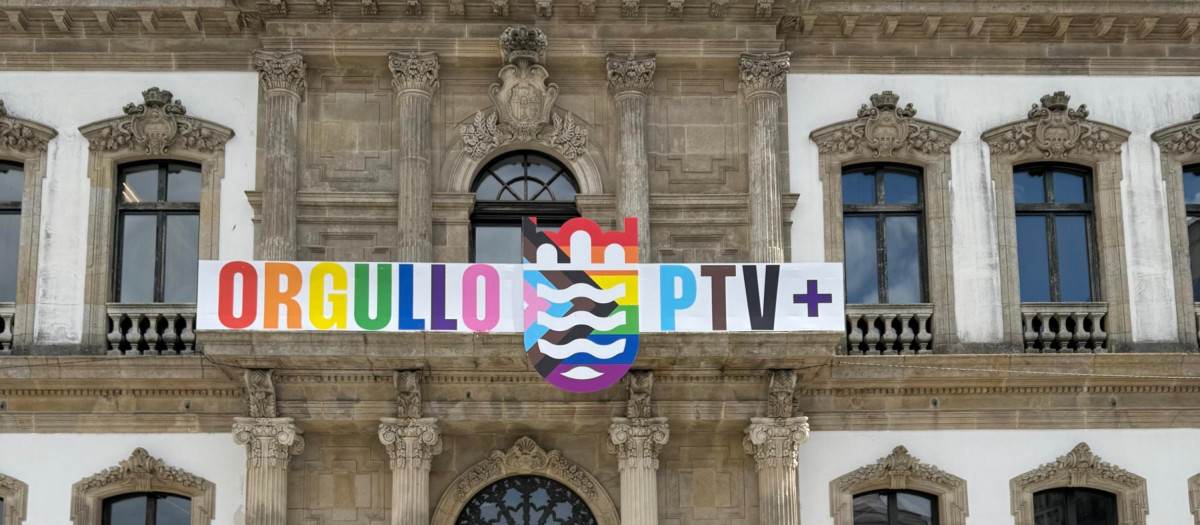 Cartel del Orgullo en la fachada del Ayuntamiento de Pontevedra