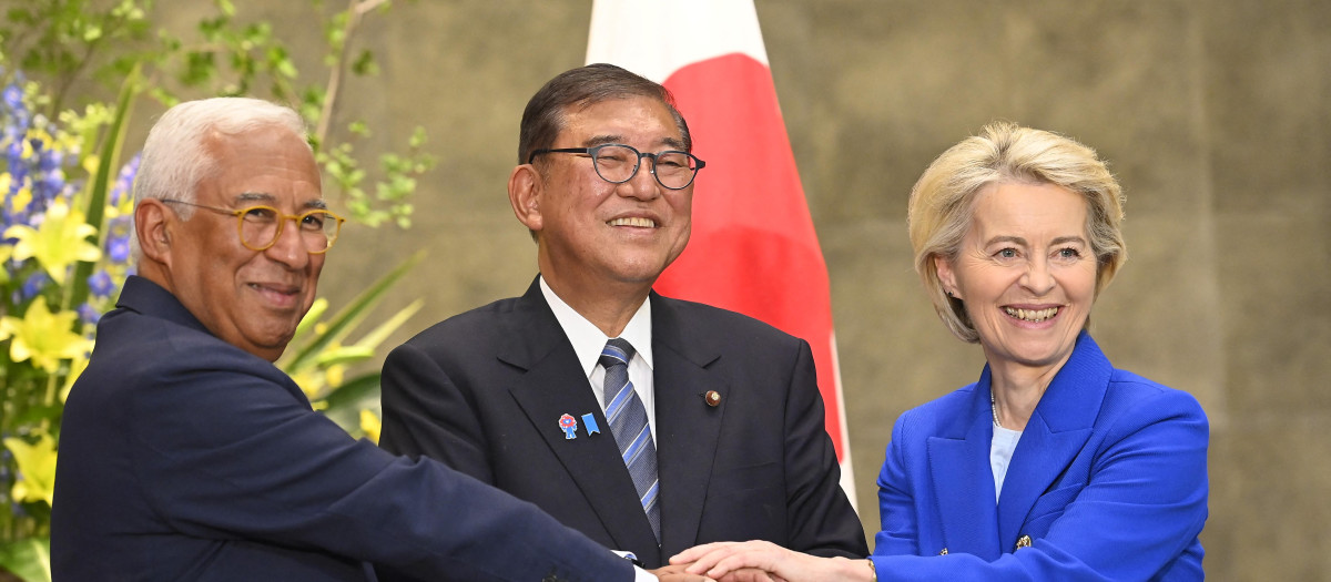 La presidenta de la Comisión Europea, Ursula von der Leyen (derecha), y el presidente del Consejo Europeo, Antonio Costa (izquierda), posan con el primer ministro japonés, Shigeru Ishiba
