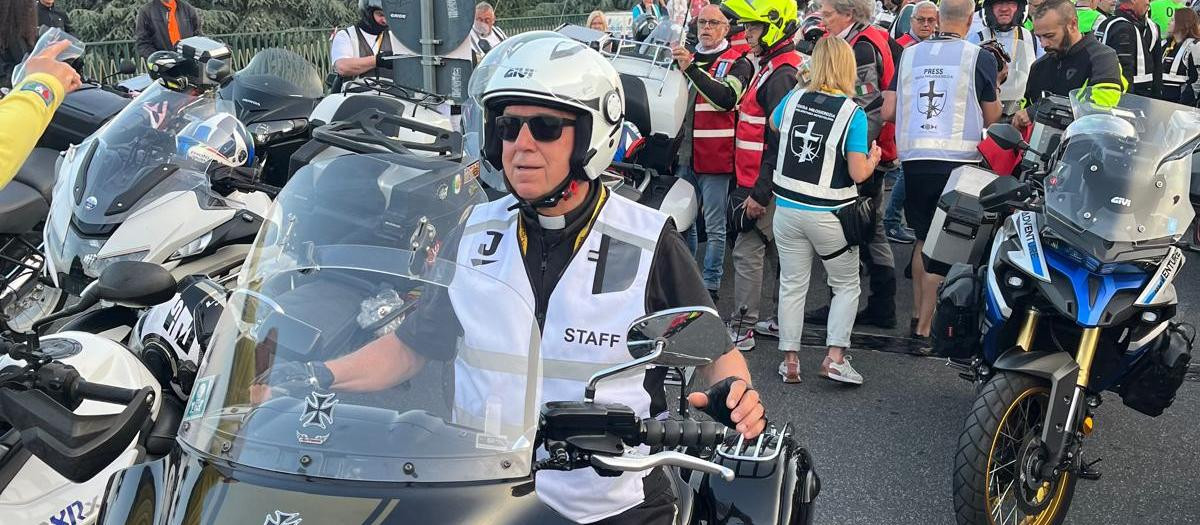 El padre Tadeusz con su 'instrumento de evangelización': una Kawasaki Vulcan 1700 Vaquero