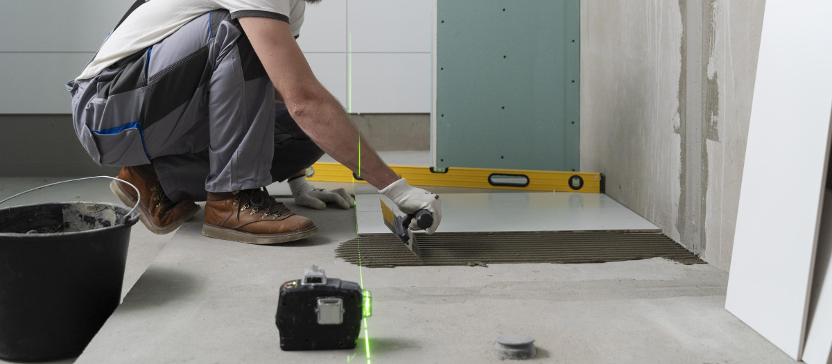 tiler trabajando en la renovacion del apartamento