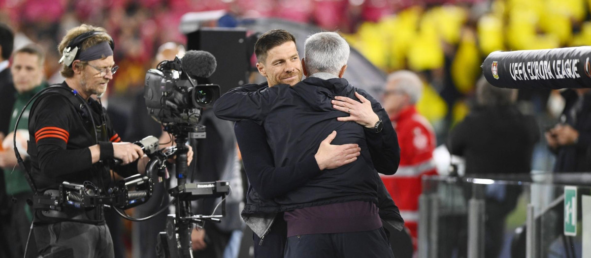 Mourinho y Xabi Alonso se enfundan en un abrazo