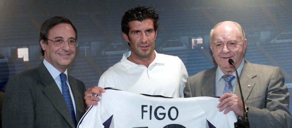 Luis Figo posa con la camiseta del Real en su presentación el 24 de julio del 2000