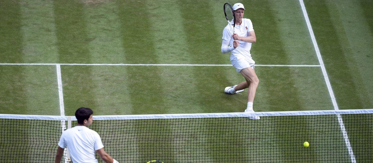 (Foto de ARCHIVO)
13 July 2025, United Kingdom, London: Spanish tennis player Carlos Alcaraz (L) plays a forehand return against Italy's Jannik Sinner during their Gentlemen's Singles Final tennis match on day fourteen of the 2025 Wimbledon Championships at the All England Lawn Tennis and Croquet Club. Photo: Jordan Pettitt/PA Wire/dpa

13/7/2025 ONLY FOR USE IN SPAIN