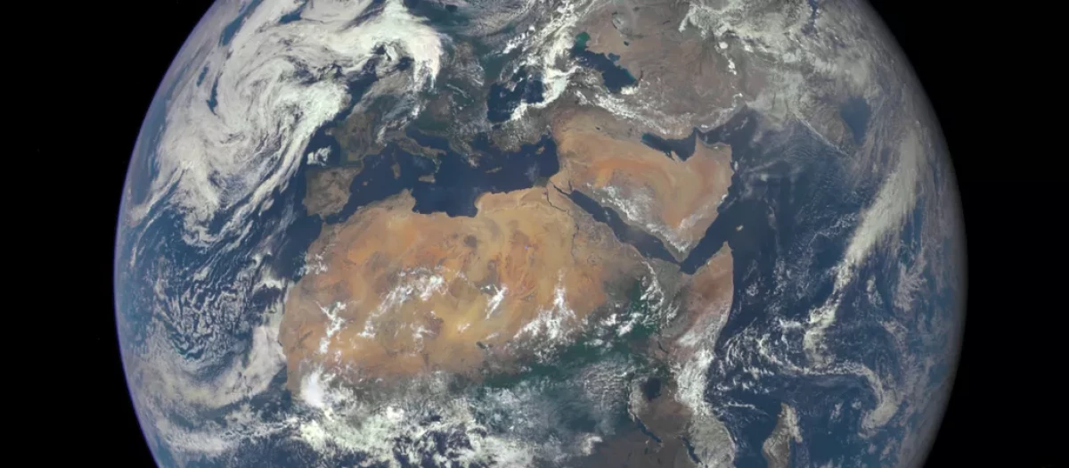 África ocupa el primer plano y el centro de esta imagen de la Tierra tomada por una cámara de la NASA en el satélite Deep Space Climate Observatory (DSCOVR)