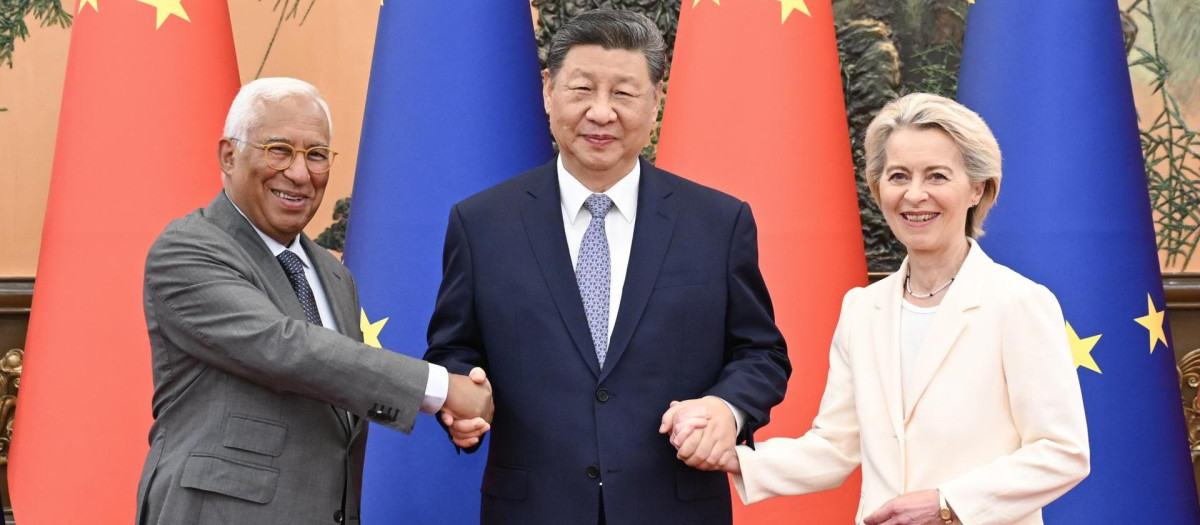 FOTODELDIA PEKÍN, 24/07/2025.- La presidenta de la Comisión Europea, Ursula von der Leyen (d), posa con el presidente chino, Xi Jinping, y con el presidente del Consejo Europeo, António Costa, durante el encuentro mantenido en el marco de la cumbre China-UE celebrada este jueves en la capital china. Leyen abogó este jueves por "reequilibrar" una relación entre Pekín y Bruselas que ha llegado a su "punto de inflexión". EFE/XINHUA / Xie Huanchi PROHIBIDO SU USO EN CHINA, REINO UNIDO E IRLANDA. CRÉDITO OBLIGATORIO. SOLO USO EDITORIAL