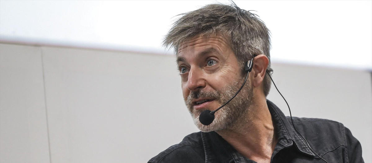 Imagen de archivo del dibujante Paco Roca interviene en un diálogo al público para comentar su proceso creativo para adaptar el cómic ‘El tesoro del cisne negro’ en serie La Fortuna, a 12 de noviembre de 2021, en Valencia, Comunidad Valenciana, (España). La conversación, que forma parte del II Encuentro Audiovisual Els Camins de la Ficció, tiene como objetivo plasmar su trabajo detrás de la miniserie de cuatro capítulos basada en el cómic. Cartelera Turia, TuriaGo y ACICOM, en colaboración con el Instituto Valenciano de Cultura y Movistar+ han organizado este encuentro para reunir al sector audiovisual y hablar de producción, creación y rodajes en la Comunitat Valenciana.

Rober Solsona / Europa Press
12 NOVIEMBRE 2021;VALENCIA;ADAPTACIÓN;CÓMIC EL TESORO DEL CISNE NEGRO
12/11/2021