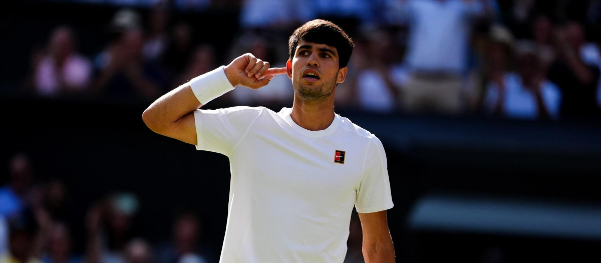Carlos Alcaraz celebra un punto en la final de Wimbledon