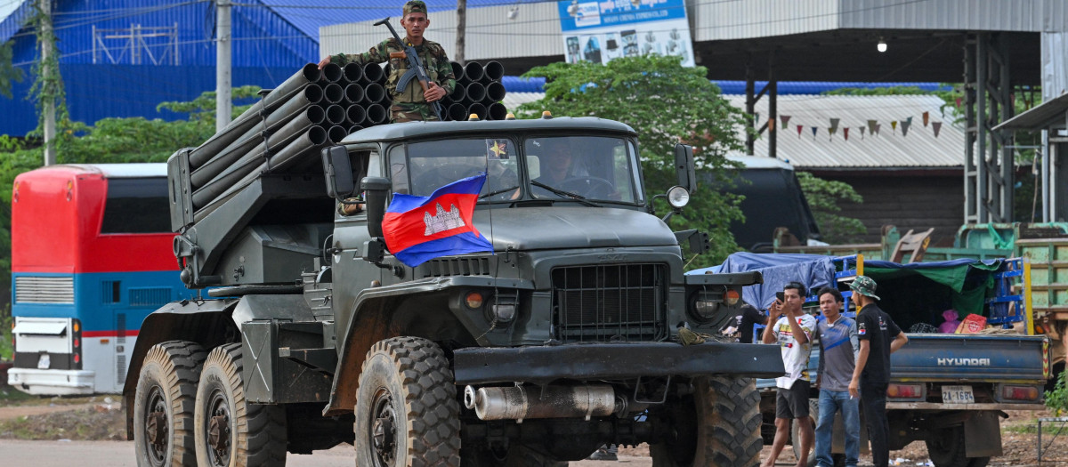Un lanzador de cohetes BM-21 del Ejército de Camboya se moviliza hacia la frontera con Tailandia