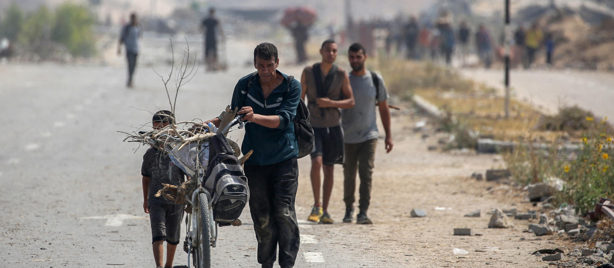 Palestinos cerca del campo de refugiados de Nuseirat en Gaza