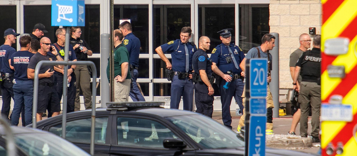 Al menos 11 heridos tras un apuñalamiento masivo delante de un supermercado en Michigan