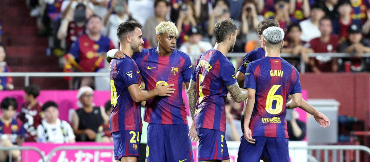 Eric García (i) celebra con sus compañeros tras anotar el primer gol del Barça ante el Vissel Kobe