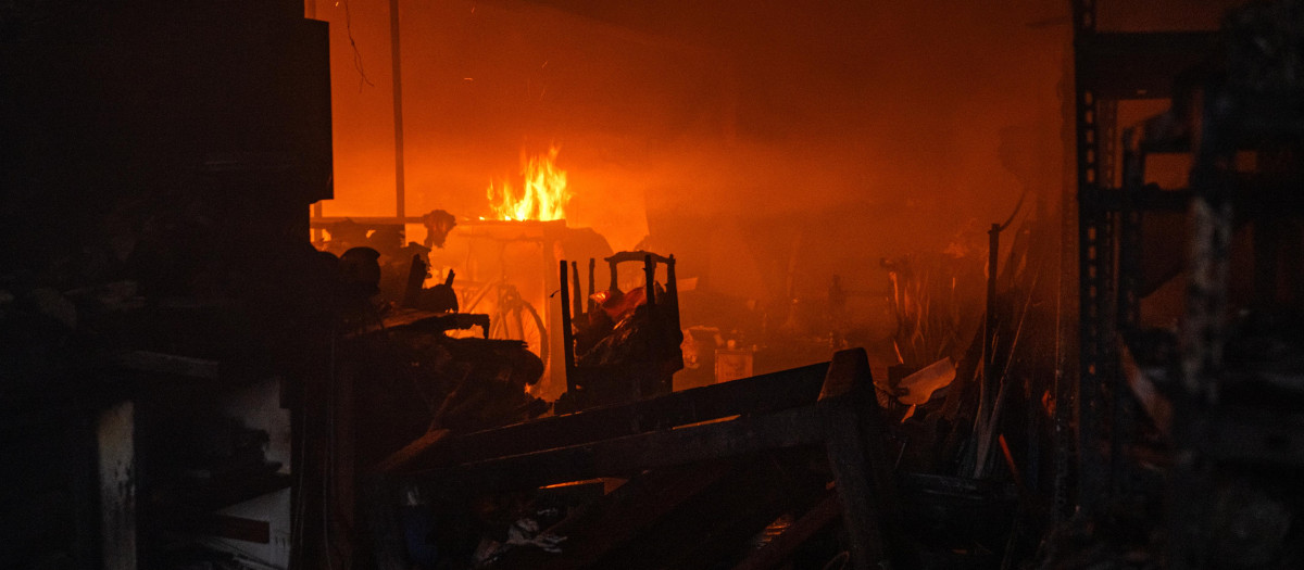 Interior de una casa quemada durante un incendio forestal en Kryoneri, cerca de Atenas, el 26 de julio de 2025