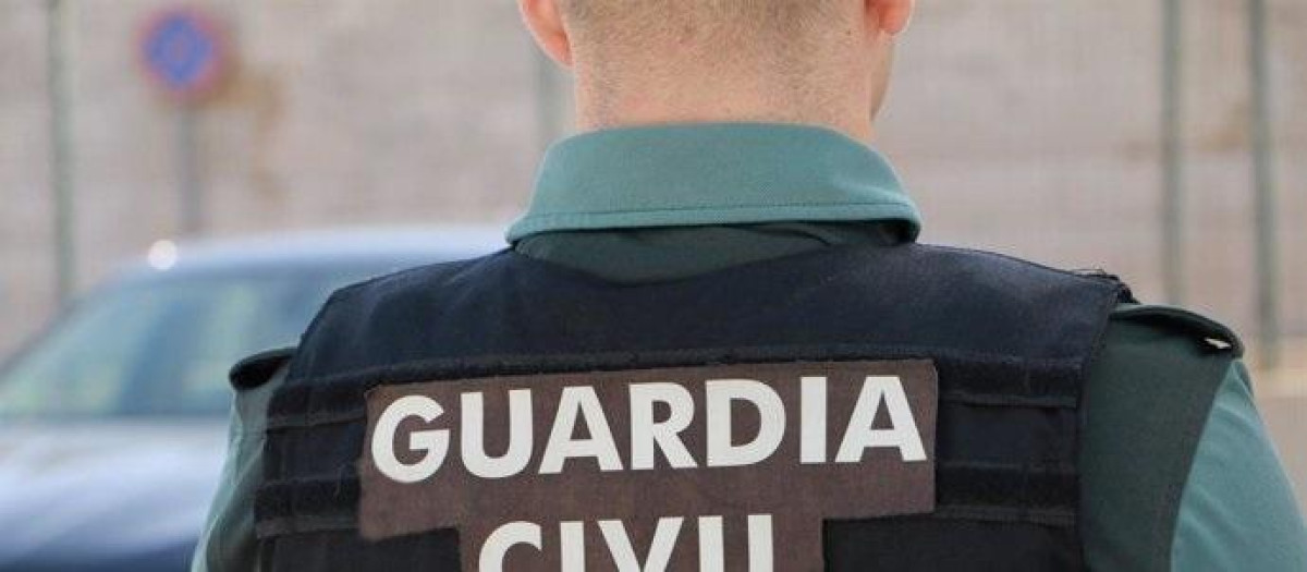 (Foto de ARCHIVO)
Archivo - Imagen de recurso de un agente de espaldas.

REMITIDA / HANDOUT por GUARDIA CIVIL
Fotografía remitida a medios de comunicación exclusivamente para ilustrar la noticia a la que hace referencia la imagen, y citando la procedencia de la imagen en la firma
19/5/2025