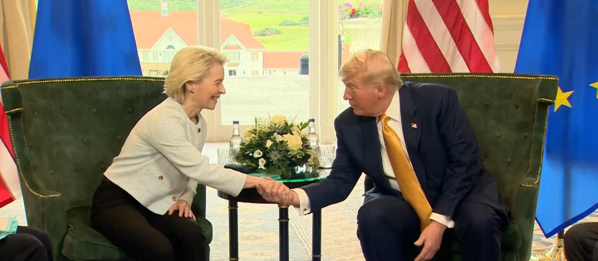 Ursula von der Leyen y el presidente de EE.UU. Donald Trump en Escocia