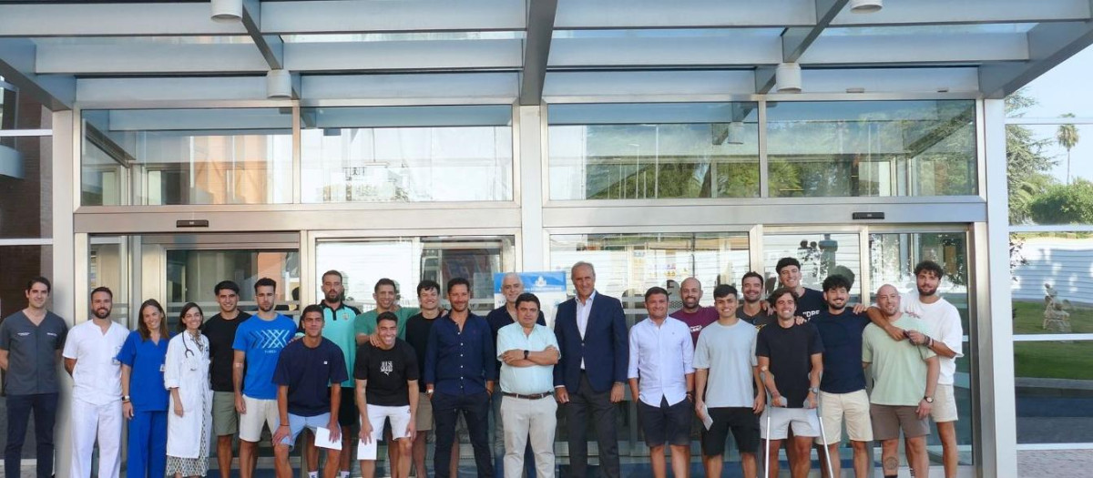 La plantilla del Córdoba Patrimonio, en el Hospital San Juan de Dios