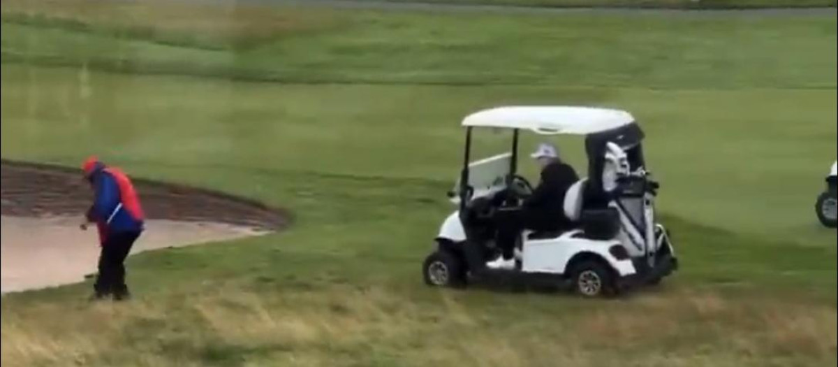 Donald Trump jugando al golf en uno de los campos que tiene en Escocia