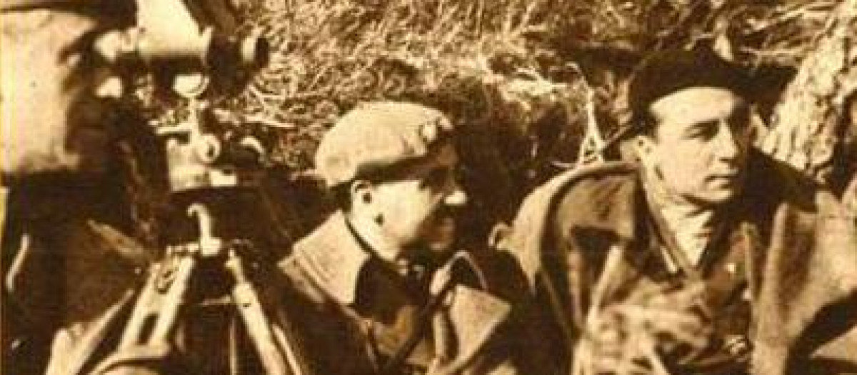 Bobby Deglané en el frente junto a un coronel