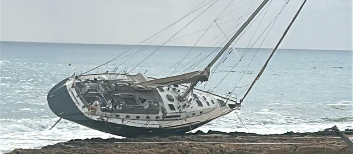 Imagen del velero de 15 metros encallado en Jávea, Alicante
