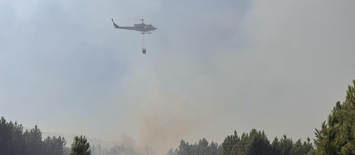 Un helicóptero trabaja en la extinción del incendio declarado en Ávila