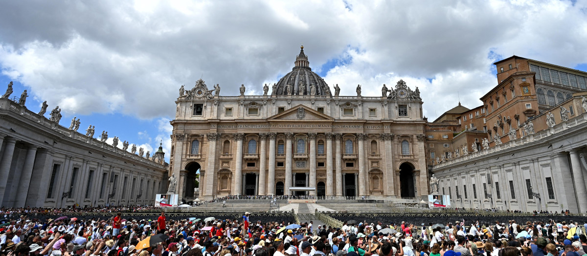 Worshippers gather in front of the Basilica at St. Peter's square as Pope Leo XIV addresses the crowd from the window of the Apostolic Palace during his Angelus prayer at the Vatican on July 26, 2025. (Photo by Alberto PIZZOLI / AFP)