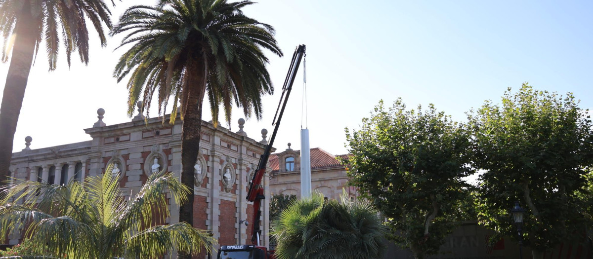 La instalación del nuevo mástil de 31.500 euros frente al Parlament de Cataluña