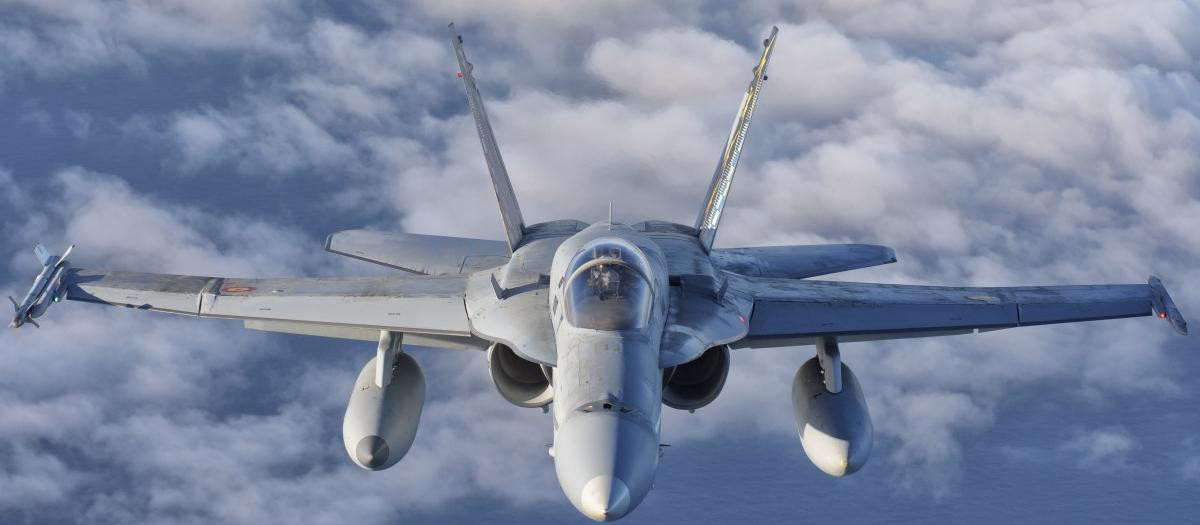 Espectacular imagen de un F-18 del Ejército del Aire y del Espacio en vuelo