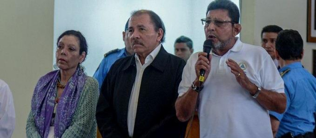 Rosario Murillo, Daniel Ortega y el exasesor económico de la dictadura Bayardo Arce (D)