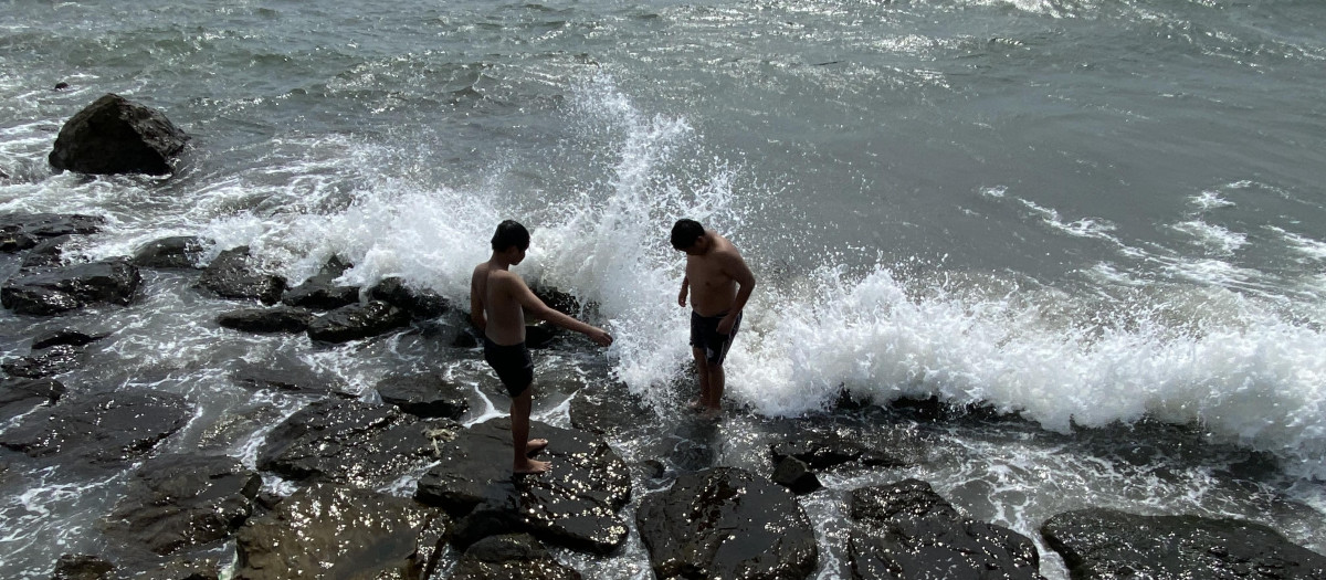 Bañistas retozan a lo largo de una costa en Cavite, Filipinas, 30 de julio de 2025. El Instituto Filipino de Vulcanología y Sismología (Phivolcs) advirtió a las comunidades costeras del país frente al Océano Pacífico sobre posibles olas de tsunami causadas por el terremoto de Rusia