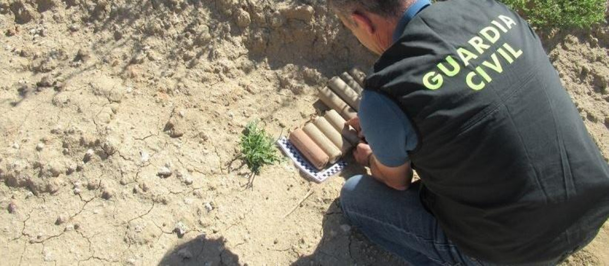 La Guardia Civil destruye ocho cartuchos de dinamita hallados en una vivienda en Pollos (Valladolid)